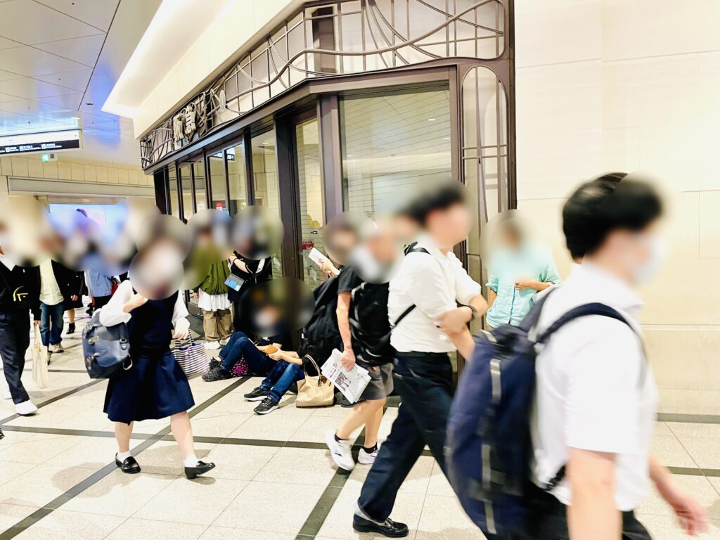 阪急の開店前並び列